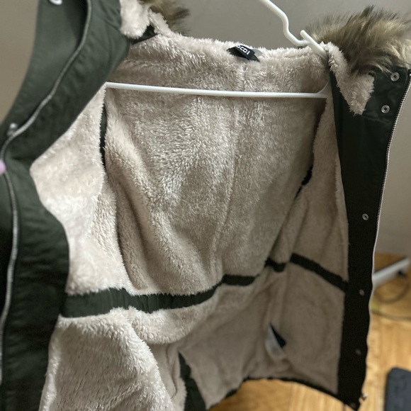 NWOT. H&M Lightweight winter coat . OLIVE / Size 0 - Picture 5 of 8